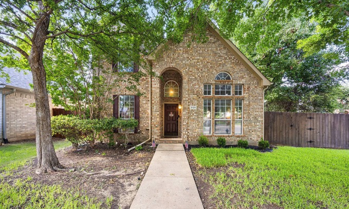 Plano House | ★ Modern 4BR Family Retreat Pet-Friendly/No Carpet, Game Room, Great Location