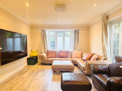 Crawley House | Modern 4BR House with Parking, 8 Mins to Gatwick Airport
