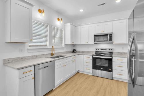 Myrtle Beach House | Modern 4BR Steps to Shore