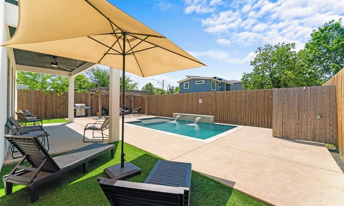 West Dallas House | Modern 5 BD|4 BR with Pool & Downtown Views