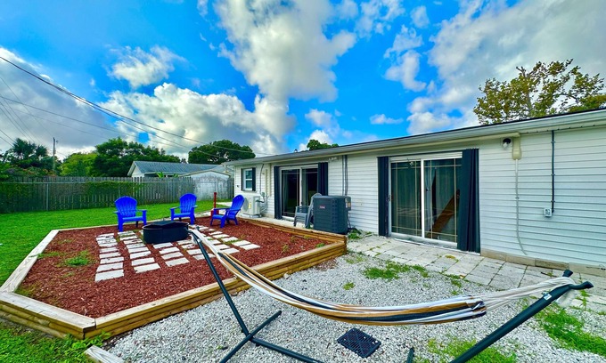 Tropic House | Modern 5 Bedroom Home 8 minutes from Beach