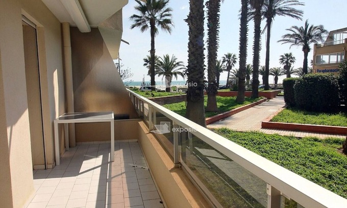 Le Grand Large Apartment | Modern air-conditioned seaside apartment in Canet, pet-friendly, parking included