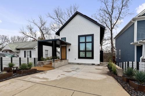 Downtown House | Modern Amenities Downtown - Raleigh Craftsman