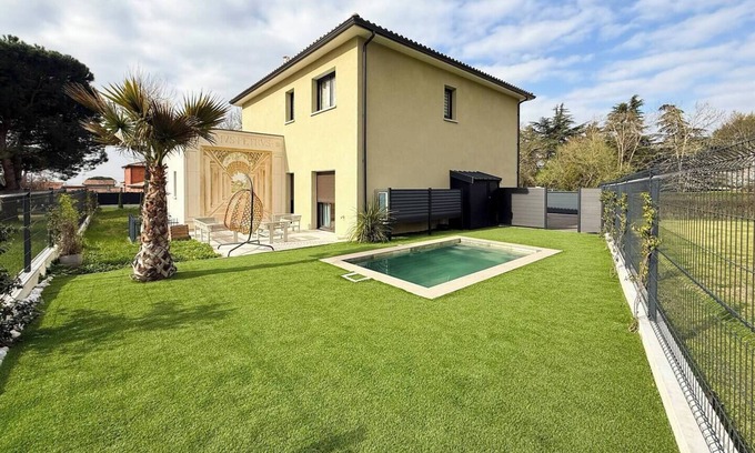Villeneuve-les-Bouloc Apartment | Modern and Cozy Apartment with Private Pool