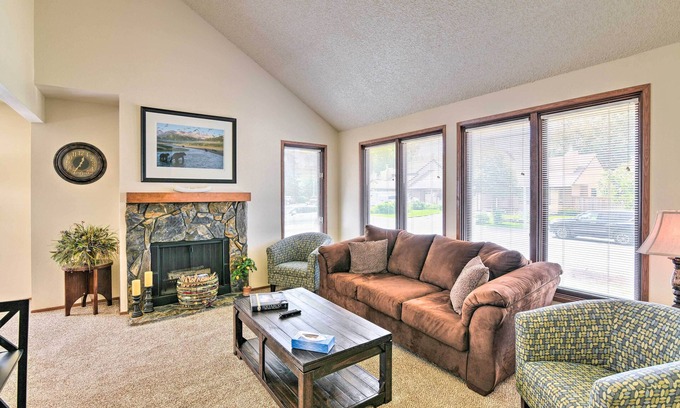 Abbott Loop House | Modern Anchorage Townhome: 8 Mi to Downtown!