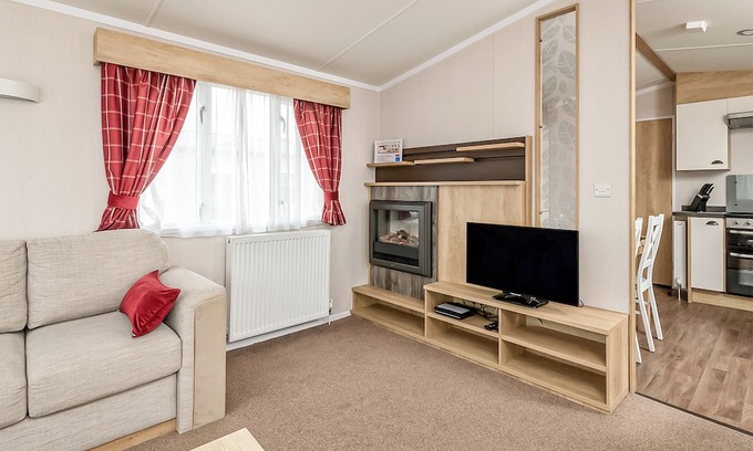 Tiddington House | Modern and comfortable 2 bedroom caravan with one double and one twin.