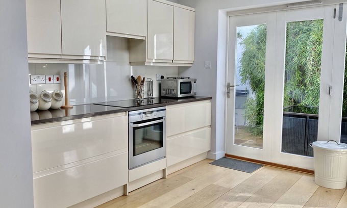 Chelsea House | Modern and luxury 3beds/3 baths house with terrace and garden