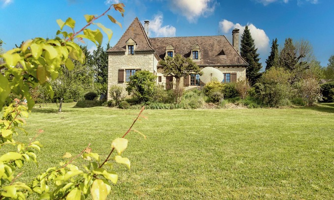 Cazoules House | Modern and Spacious Gîte in Cazoulès with Terrace, Parking, Pets Allowed, Near Sarlat
