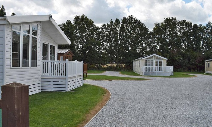Arnold House | Modern and spacious holiday home with double and twin room.