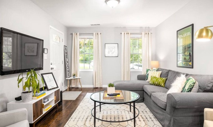 Atlanta House | Modern and Stylish Bungalow 8 Min from Mercedes-Benz