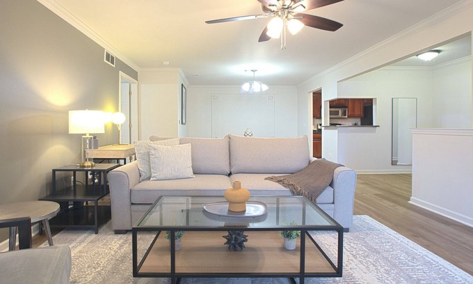 Brighton Apartment | Modern Apartment in Prime Location (ID7981X10)