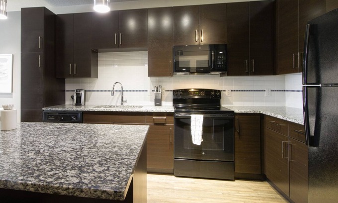 Highpoint Apartment | Modern Apartment in Prime Location (ID8039X71)
