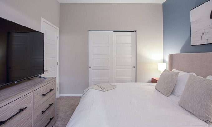 West Central Apartment | Modern Apartment in Prime Location (ID5009X61)