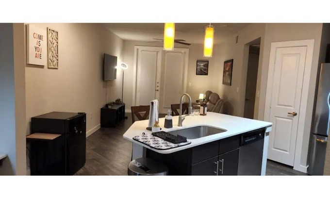 Hunter's Chase Apartment | Modern Apartment N. Austin w/adjustable bed! :D