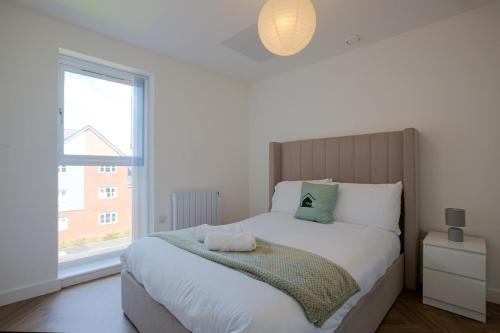 Coventry Apartment | Modern Apartment with Balcony near City Centre