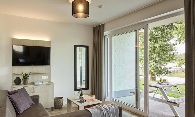 Jabbeke Apartment | Modern apartment with dishwasher, on a resort, near a recreational lake