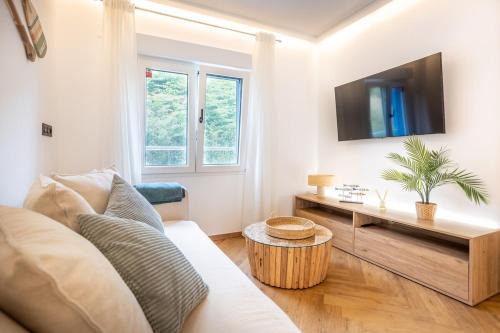 Linero Apartment | Modern Apartment with Stunning Terrace & Sea Views