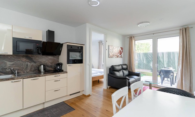 Grinzing Apartment | Modern apartment with tiny garden near city center