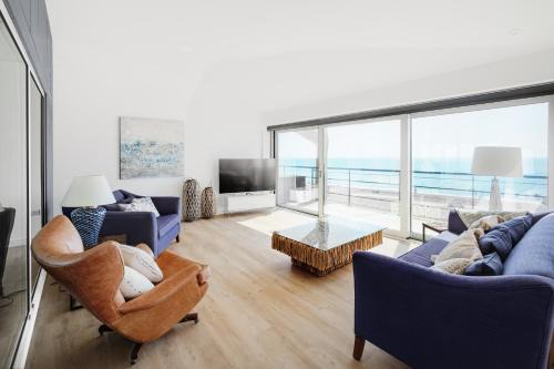 Lancing Apartment | Modern beach apartment