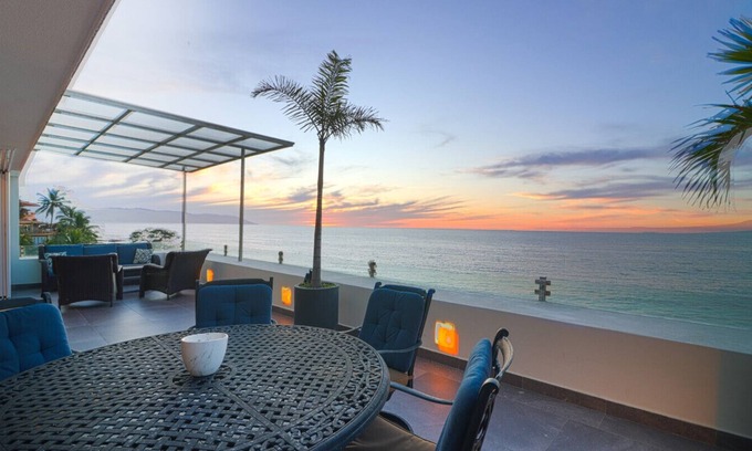Conchas Chinas Condo | Modern Beachfront - Casa Caballito del Mar