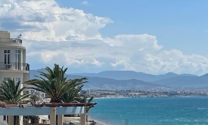 Loutraki-Agioi Theodoroi Apartment | Modern Beachfront apartment Mamizona