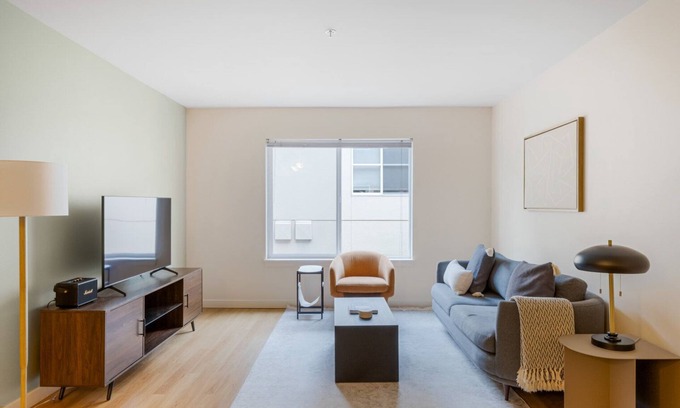 Northwest Bellevue Apartment | Modern Bellevue 1BR w/Gym & W/D, near Bellevue Sq. Mall, by Blueground