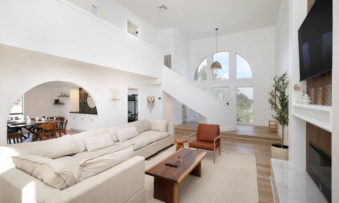 Medical Center District House | Modern Boho 5BR W Pool+Six flags