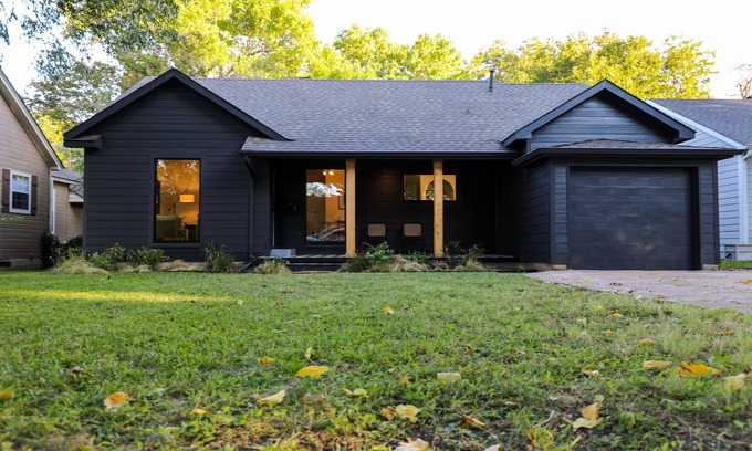 Dallas House | Modern bungalow-10 min walk from Dallas Arboretum