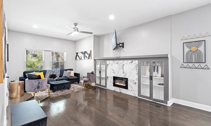 South Chicago House | Modern Bungalow near the beach! 20 minutes to downtown!