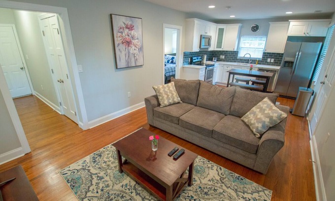 Charlotte House | Modern Bunglow 2mins to Airport, Uptown Charlotte, Panther Stadium, Spectrum, etc