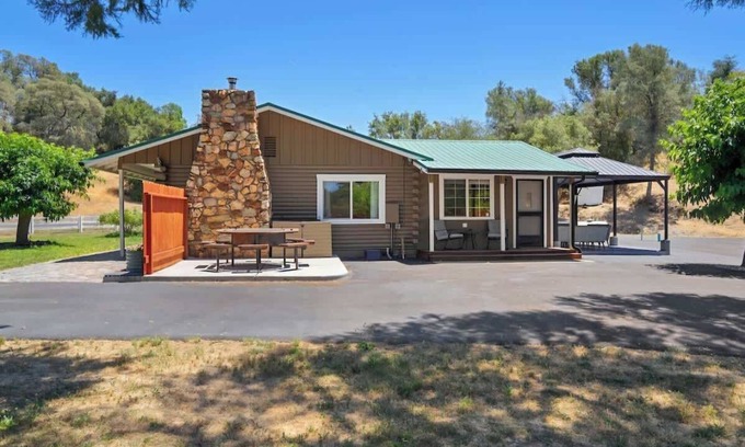Mariposa County House | Modern Cabin Retreat