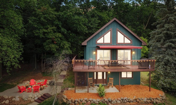 Boyne Falls Cabin | Modern Cabin-Stunning Fall Views-Hot Tub-Game Room-FirePit-Pet Friendly!