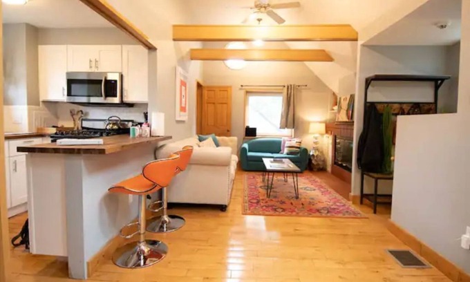 Lakeview Apartment | Modern Carriage House with Garage