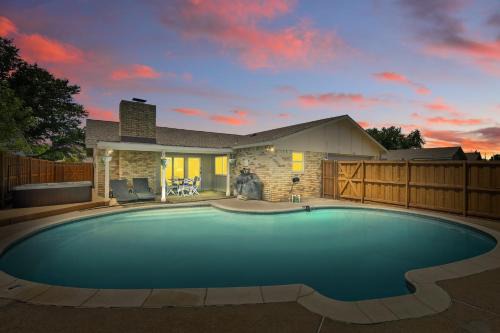 Northeast Carrollton House | Modern & Chic 4BD,2BA - Pool, Hot Tub, BBQ Grill