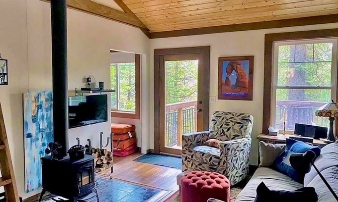 Mineral Cabin | Modern-Chic Cabin. 10 miles to Lassen! Snowshoes, EV Charging.