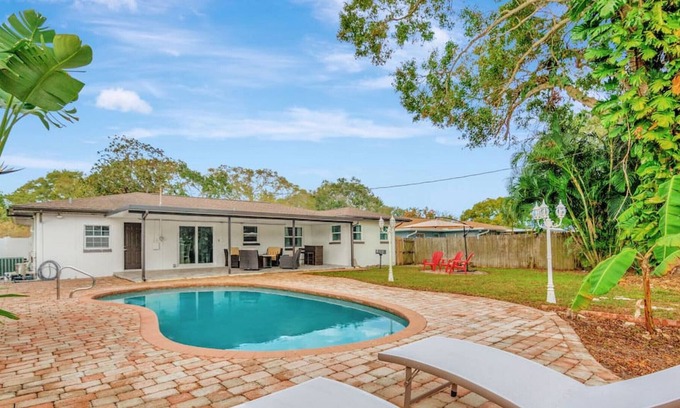 Clearwater House | Modern Clearwater 3 bedroom pool & BBQ
