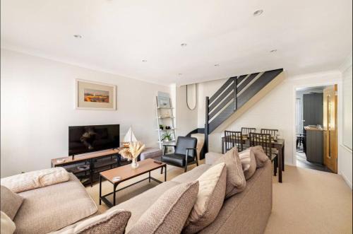 New Forest District Apartment | Modern Coastal Cottage with Hottub and Free parking