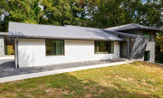 Atlanta House | Modern Comfort near Gateway Sandy Springs, North Buckhead and Chastain Park