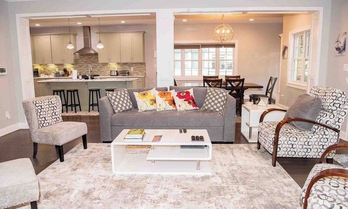 Montclair House | Modern comfort within walking distance from UKY, Kroger Field, & Chevy Chase.