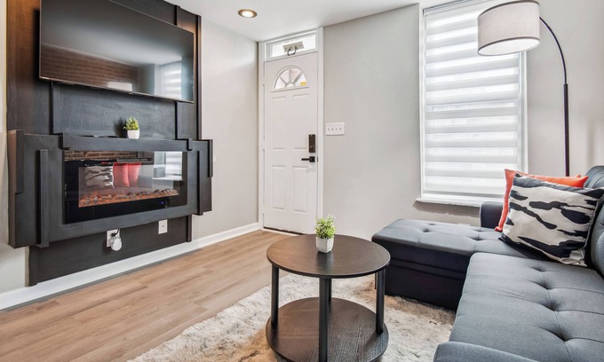 Riverside House | Modern & Comfy ~ Federal Hill ~ Queen Bed ~ Patio / Deck near M&T / Camden