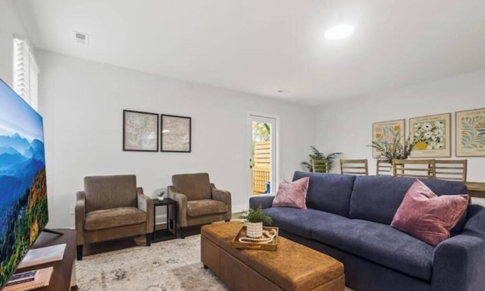 Taylors House | Modern & Comfy, Private Deck, 10 min to Greenville