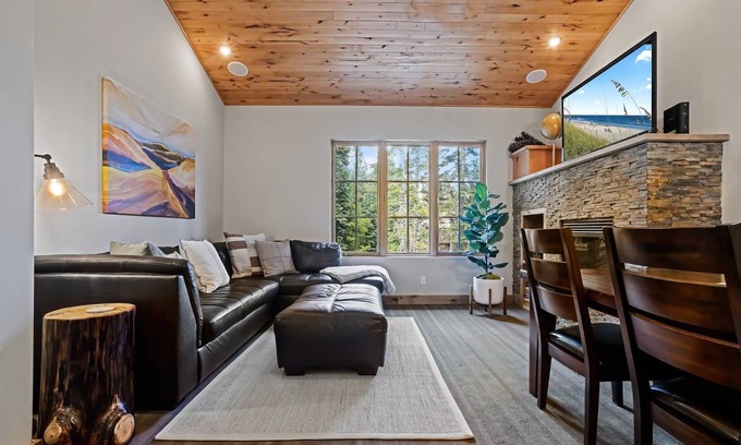 Bear Valley Condo | Modern Condo - EV Charger - SM 301 by Bear Valley Vacation Rentals
