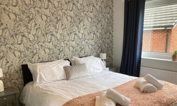 Higher Walton House | Modern cosy home sleeps 6 with parking nr Preston