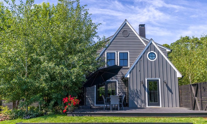 Mattituck House | Modern country cottage - 5 min to beach, farm stands, and vineyards