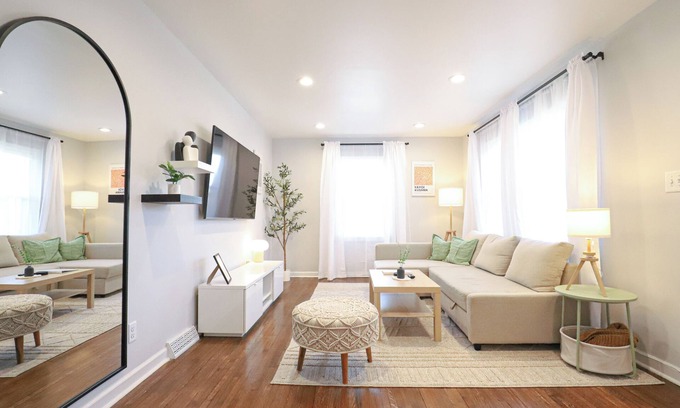 Charlotte House | Modern & Cozy Home - Minutes from NoDa & Uptown