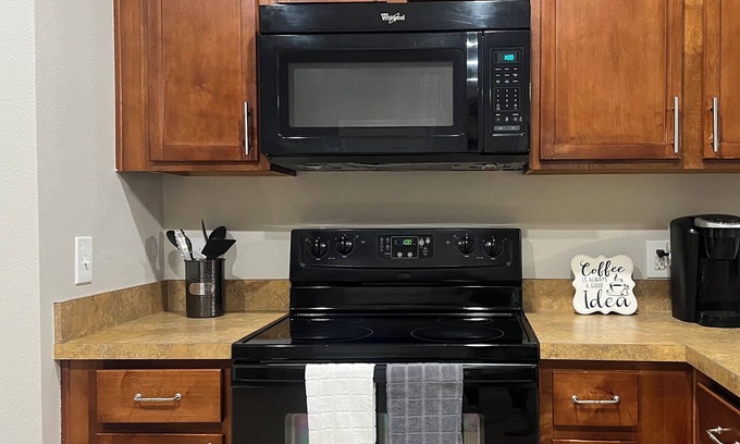 Port Wentworth House | Modern - Cozy - Minutes from SAV airport - Free Wifi - Located in Pooler