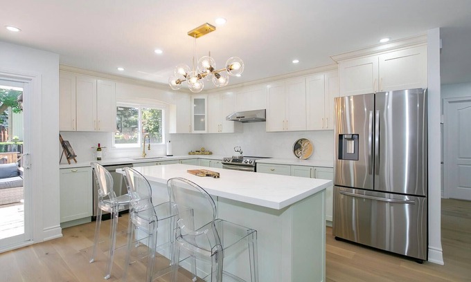 Mississauga House | Modern Cozy Newly Renovated Home fully equipped ideal for long stays