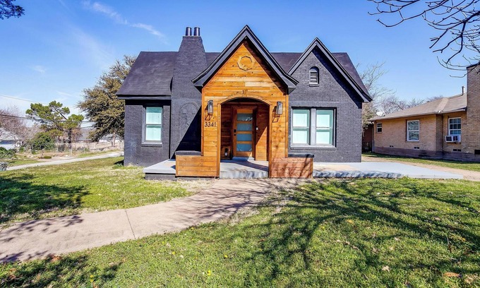 Oak Cliff House | Modern Dallas 3BR | Backyard Oasis & Firepit