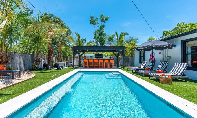 West Palm Beach House | Modern Deluxe Palm Beach Coco Villa & Pool Bar!
