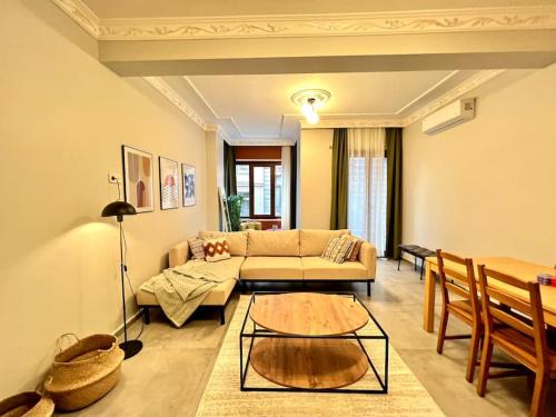 Taksim Apartment | Modern Design, 3BR,AC, 1 min walk from Taksim Square